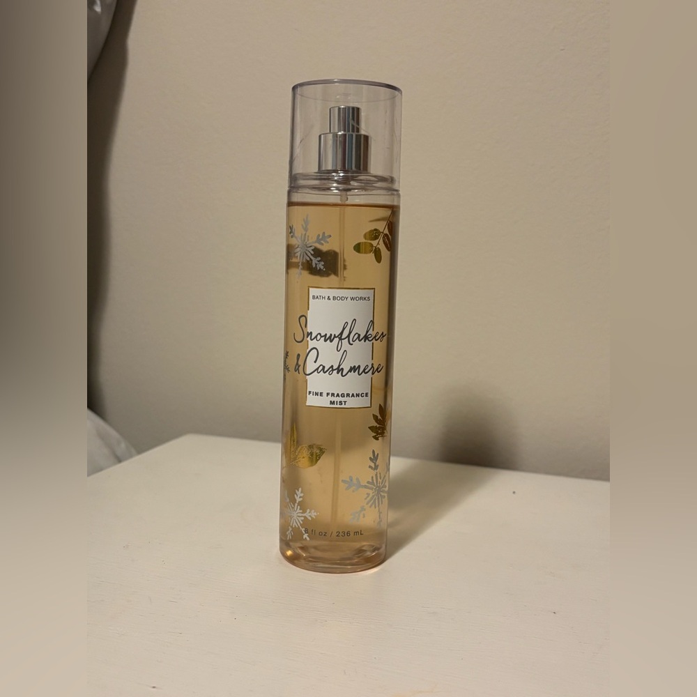 Bath & Body Works Snowflakes & Cashmere Mist - Gold & Silver Accents